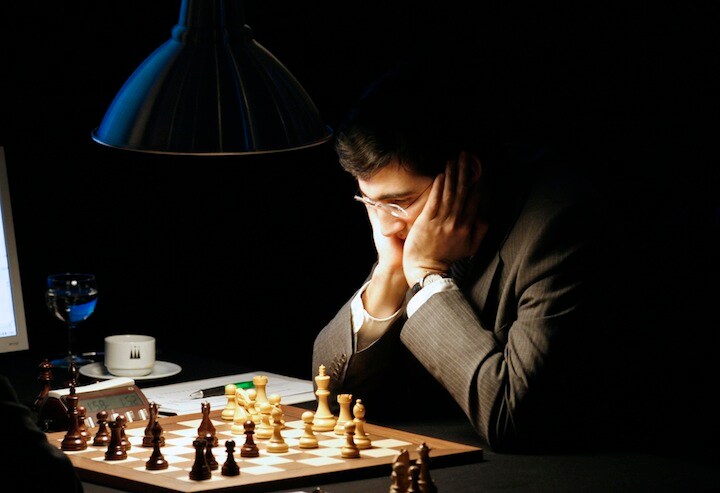 ロシアのウラジーミル・クラムニクは、2006年の統一世界チャンピオン戦で、頻繁にトイレに立つことでクレームを受けた。Ina Fassbender-REUTERS