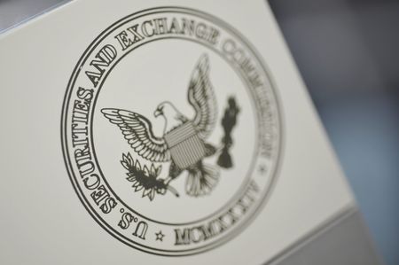 　４月４日、米証券取引委員会（ＳＥＣ）のゲンスラー委員長は、証券取引所や新興取引所における投資家保護の規制を暗号資産（仮想通貨）交換所にも適用する方法を検討していると明らかにした。写真はＳＥＣのロゴ。ワシントンで２０１１年６月撮影（２０２２年　ロイター／Jonathan Ernst）