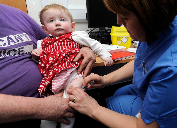 はしか流行の兆しを受けてMMRワクチンの接種を受ける子供（英ウェールズ、2013）　Rebecca Naden-REUTERS