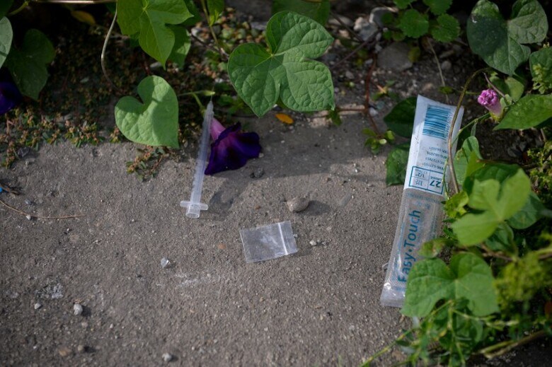 １０月２６日、トランプ米大統領は、医療用鎮痛剤「オピオイド」の乱用に関する「全国的な公衆衛生の非常事態」を宣言した。写真はフィラデルフィアでヘロイン摂取などに使われた注射針（２０１７年　ロイター/Charles Mostoller）