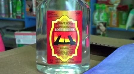 　１２月１９日、ロシア・シベリア地方のイルクーツクで、酒の代わりとして、アルコールを含む入浴剤を飲んだ住民少なくとも４１人が死亡した。写真は入浴剤が入った瓶。ロイターＴＶの画像から（２０１６年　ロイター/Reuters TV）