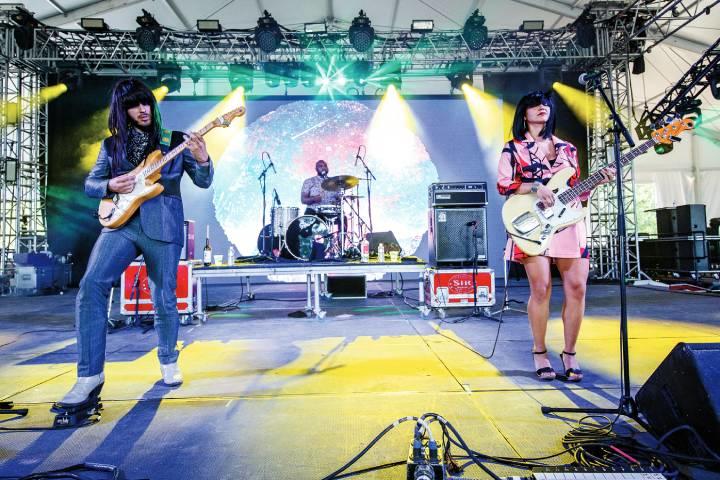 (左から)マーク・スピア、ドナルド・ジョンソン、ローラ・リーの3人組は精力的にツアーを行ってきた(2017年) JOSH BRASTEDーWIREIMAGE/GETTY IMAGES