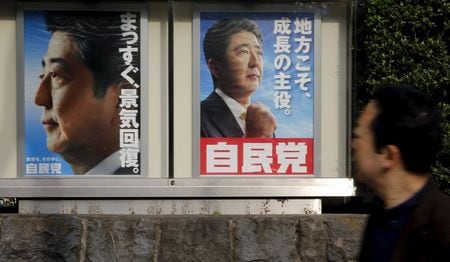 　１１月９日、安倍首相は政府与党連絡会議で、名目国内総生産６００兆円の目標達成に向け「制度的な壁があれば取り除いていく」と述べた。写真は自民党のポスター、都内で１０月撮影（２０１５年　ロイター/Toru Hanai）