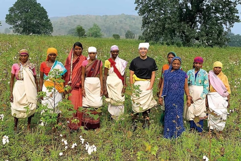 インドの農家とスタイレム瀧定大阪株式会社の社員