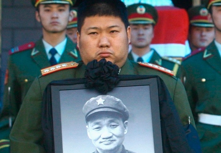 毛沢東の孫・毛新宇と、その父親で毛沢東の次男・毛岸青の遺影　REUTERS/China Daily