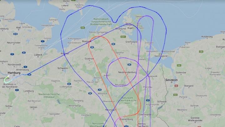 最終のテストフライトで、人知れず大空にハート型を描くコースを取った　FlightRadar24