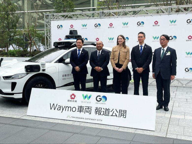 2025年4月10日、東京都内でテスト走行をする自動運転タクシーの披露会で撮影。REUTERS/Daniel Leussink