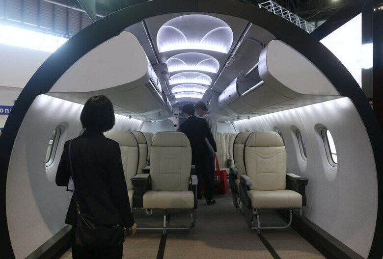 １２月１５日、三菱航空機が開発中のジェット旅客機「ＭＲＪ」の受注で、初めてキャンセルが出る可能性を同社社長が示唆した。シンガポール航空ショーでのＭＲＪのブース、昨年２月撮影（２０１７年　ロイター／Edgar Su）