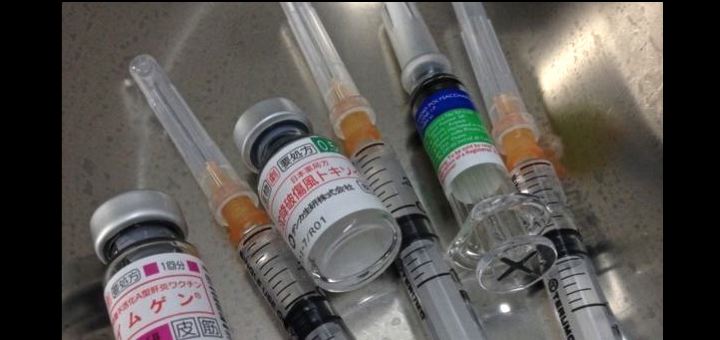 今回はワクチン三本で行ってきました（今後もすべてスマホ画像でお送りします）。 撮影：いとうせいこう