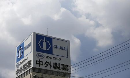　１月２１日、中外製薬は、６月３０日を基準日として１対３の株式分割を実施すると発表した。写真は都内で２０１４年８月撮影（２０２０年　ロイター／Toru Hanai）