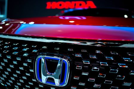 　８月２９日、ホンダと韓国電池大手のＬＧエナジー・ソリューション（ＬＧＥＳ）は、米国で電気自動車（ＥＶ）用リチウムイオン電池の工場を新設すると発表した。写真はホンダ車。バンコクで３月２２日撮影（２０２２年　ロイター/Athit Perawongmetha）
