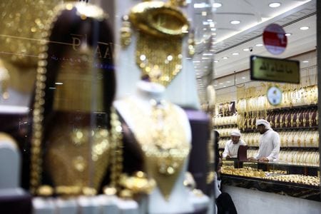 ２９日の金価格は、１オンス＝３８００ドルを初めて突破し、過去最高値を更新した。写真はアラブ首長国連邦（ＵＡＥ）ドバイの「ゴールド・スーク（金市場）」で３月撮影（２０２５年　ロイター/Amr Alfiky）