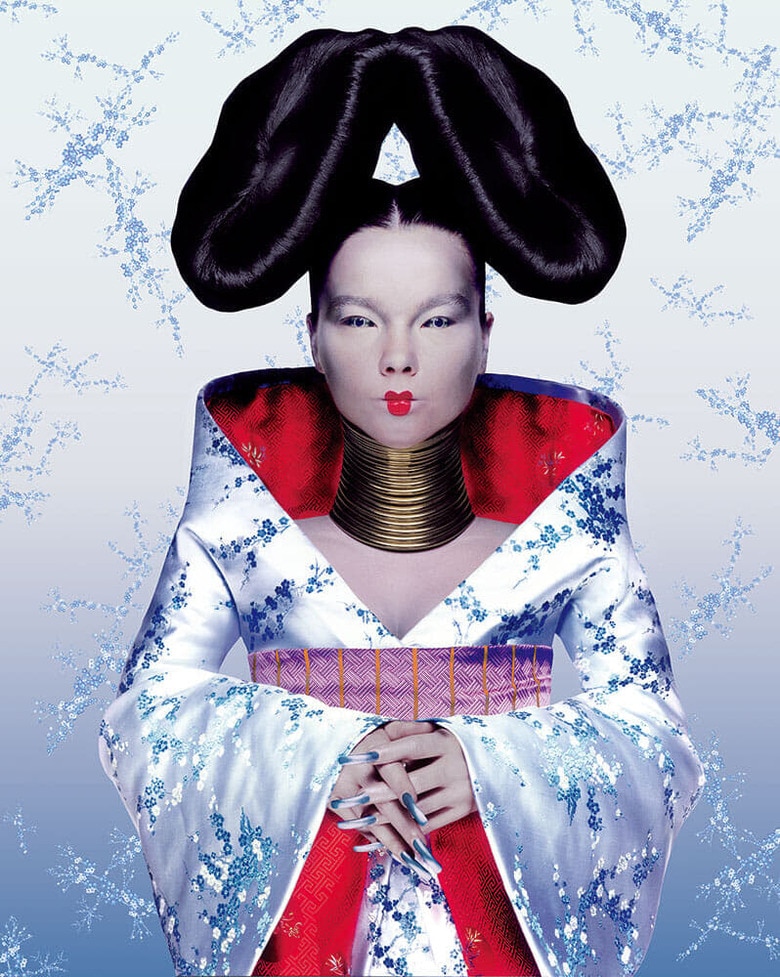 ビョークのアルバムジャケット（着物デザインはマックイーン）　©NICK KNIGHT, COURTESY V&A DUNDEE