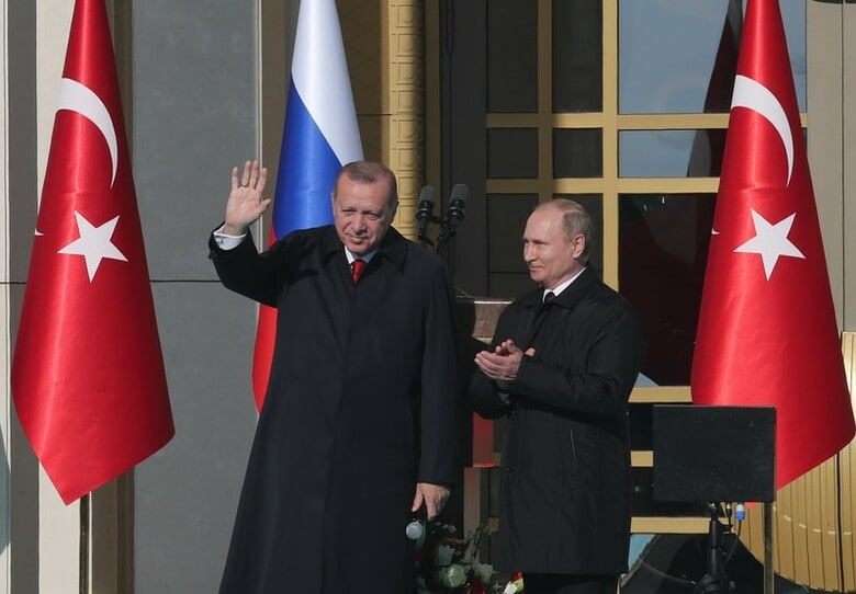 ４月３日、トルコのエルドアン大統領（写真左）とロシアのプーチン大統領（同右）は、トルコ初となるアックユ原子力発電所の起工式典にアンカラからのビデオリンクを通じて参加した。写真はアンカラで撮影（２０１８年　ロイター/Umit Bektas）