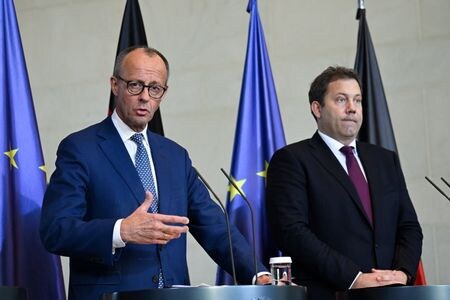 ドイツのメルツ首相（左）とリンクバイル財務相。11月6日、ベルリンで撮影。REUTERS/Annegret Hilse