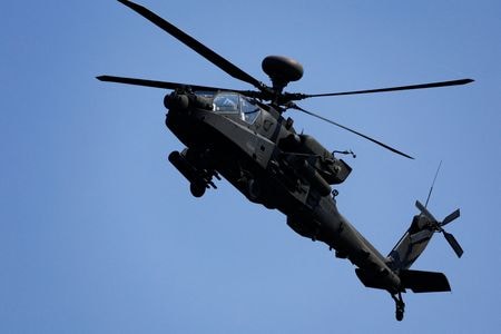 北朝鮮の外務省高官は、米国による韓国への戦闘ヘリコプター「アパッチ」の売却計画を非難し、自国の防衛強化に向けて追加措置を講じる方針を示した。朝鮮中央通信（ＫＣＮＡ）が２３日伝えた。写真は米軍のＡＨ─６４「アパッチ」。韓国ポチョンで１４日に行われた実弾射撃訓練で撮影（２０２４年　ロイター／Kim Soo-hyeon）