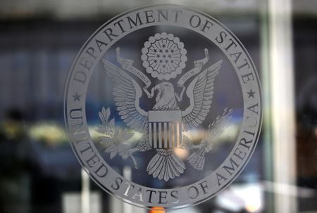 　米国務省は７日、先週以降、十数便のチャーター便を運航し、中東から数千人の米国人を退避させたと発表した。写真は米国務省の印章、ワシントンで２０１７年に撮影（２０２６年　ロイター/Joshua Roberts）