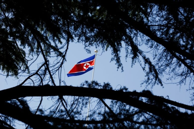 ５月１７日、核・ミサイル問題で国際社会から孤立する北朝鮮は、ロシアとの経済協力強化に向け、ロシア極東ウラジオストクとの間の定期航路を開設した。写真は北朝鮮の旗。北京で１５日撮影（２０１７年　ロイター/Thomas Peter）