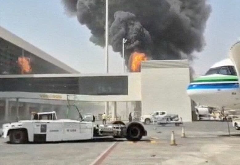 サウジアラビアの首都リヤドのキング・ハーリド国際空港から立ち上がる煙と炎。８日撮影の提供写真。Social Media/via REUTERS