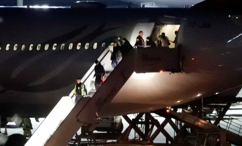 トルコのソイル内相は１８日、身柄を拘束した過激派組織「イスラム国」（ＩＳ）戦闘員の大部分を年内に出身国に送還すると述べた。 写真は送還されたドイツ人拘束者とその家族ら。ベルリンの空港で１４日撮影（２０１９年　ロイター/FABRIZIO BENSCH）