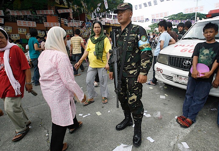 フィリピンの選挙では投票所を武装兵士が警備する。写真は2010年のバンガライ選挙。Cheryl Ravelo - REUTERS