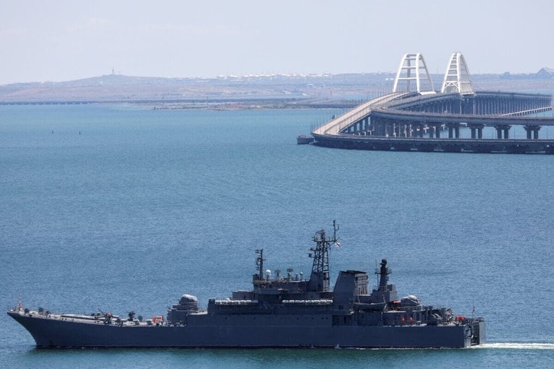 クリミア橋の近くを航行するロシアの艦艇（2023年7月）　Alexey Pavlishak-Reuters