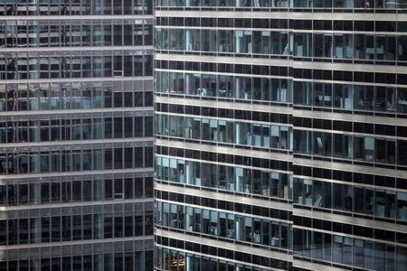 　１１月２９日　米格付け会社のＳ＆Ｐグローバルは、英調査会社ＩＨＳマークイットの買収に向け協議を進めており、買収規模は約４４０億ドルに達する可能性がある。米紙ウォール・ストリート・ジャーナル（ＷＳＪ）が関係筋の話として報じた。写真はロンドンにあるＳ＆Ｐのオフィス。３月６日撮影（２０２０年　ロイター/Kevin Coombs）