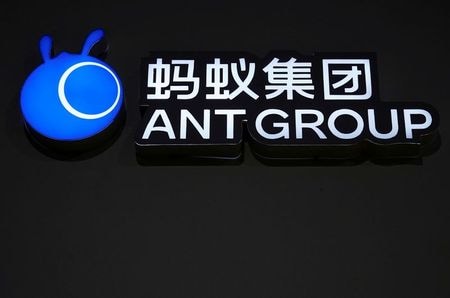 　米資産運用大手フィデリティ・インベストメンツが中国アリババ・グループ傘下の金融会社アント・グループの評価額を半分に引き下げたことが分かった。写真はアントのロゴ。昨年１１月に撮影（２０２１年　ロイター／Aly Song）