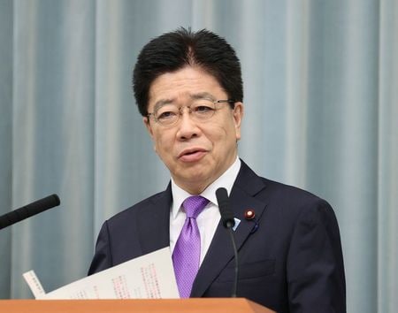 　６月１１日、加藤勝信官房長官は１１日午後の会見で、新型コロナウイルスの感染が拡大し、緊急事態への備えに対する考えが国民の中で高まっている現状は、憲法を改正して緊急事態条項を新設する議論を進めるうえで、絶好の契機であるとの見解を示した。ただ、コロナ感染で国民が被害を受けている現状を指して「絶好」と言ったわけではないと、その点は強く否定した。写真は１０日、東京の首相官邸で撮影（２０２１年　時事通信）