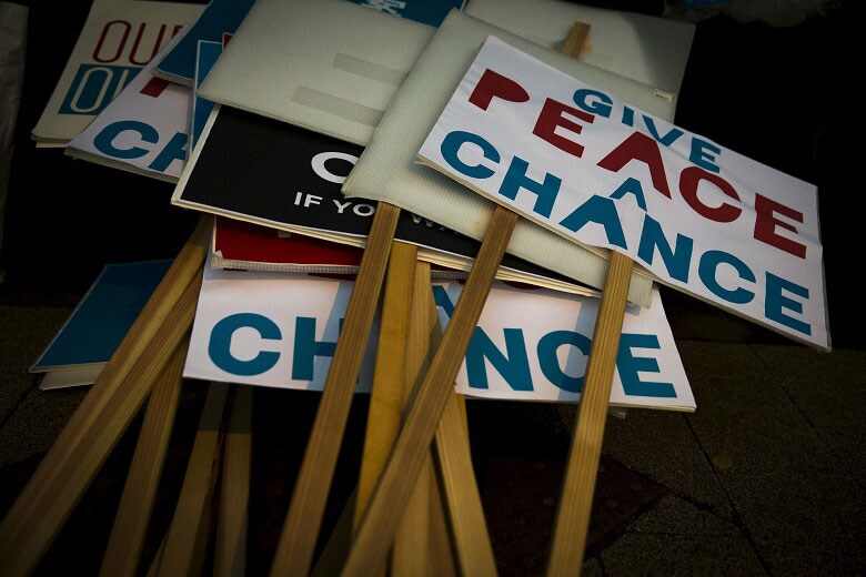 昨年夏に安保法制批判のデモを行った学生団体SEALDsは「対話と協調に基づく平和的な外交・安全保障政策」を訴えているが、現実にはそれがいかに困難かを北朝鮮の核・ミサイル問題――特に中国が自制を求めたにもかかわらず止められなかったこと――が示している（SEALDsがデモで使用していたプラカード）　Thomas Peter-REUTERS