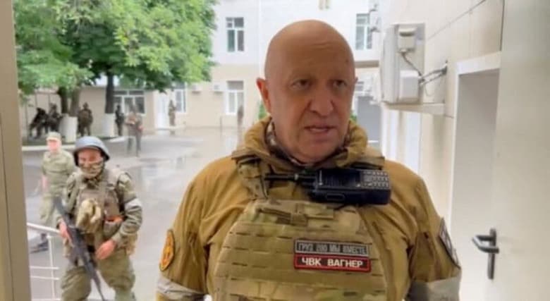 ロシアの民間軍事会社ワグネルの創設者エフゲニー・プリゴジン氏は24日、ワグネル部隊がロシア南部ロストフ・ナ・ドヌを占拠したと表明。ロシアのショイグ国防相とゲラシモフ軍参謀総長に対し、面会に来るよう要請した。写真はロストフのロシア軍南部軍管区司令部で話すプリゴジン氏。同氏広報の提供写真（2023年　ロイター/Press service of \"Concord\"）