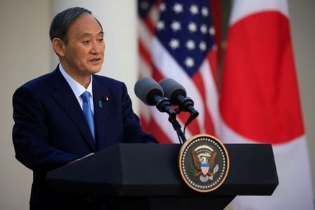 　訪米中の菅義偉首相は１７日、米製薬大手ファイザーの新型コロナウイルスワクチンについて、年内の日本への追加供給を要請した。ワシントンのホワイトハウスで１６日撮影（２０２１年　ロイター/Tom Brenner）