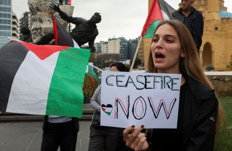 レバノンの首都ベイルートにてパレスチナの旗を掲げて停戦を訴える人々（2023年12月11日）　 REUTERS/Mohamed Azakir