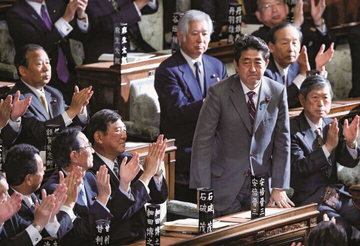 自民党が復権を果たし第2次安倍政権が発足（2012年）　TORU HANAI-REUTERS