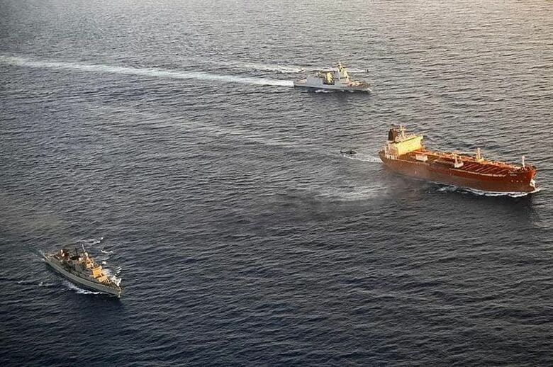 地中海でロシアの「影の艦隊」に属する制裁対象タンカーに乗り込む、イタリア主導のEU部隊。8月2日、イタリアのパンテッレリア島西方の国際水域で撮影。Italian Defence Ministry/Handout via REUTERS