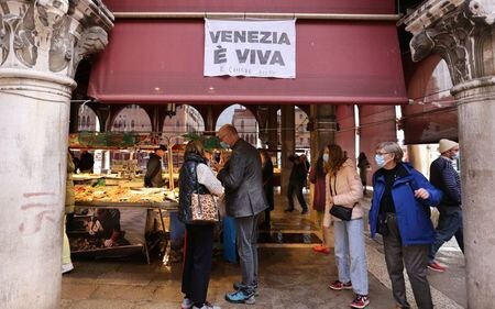 　１０月２０日、ロイターの集計によると、新型コロナウイルスの感染者は世界全体で２億４１５８万人を超え、死者は５１２万０１３７人となった。写真はベネチアで１９日撮影（２０２１年　ロイター／Fabrizio Bensch）