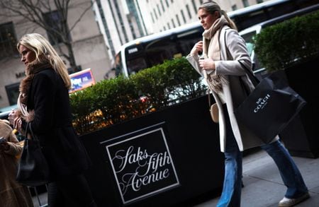 　ブルームバーグは２２日、米高級百貨店サックス・フィフス・アベニューの親会社が巨額の債務返済を前にした最終手段として、連邦破産法１１条（日本の民事再生法に相当）を裁判所に申請することを検討していると報じた。写真はニューヨークで同店舗の前を歩く買い物客、２０２３年１２月撮影（２０２５年　ロイター/Mike Segar）