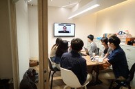 岸田首相の「リモートぶら下がり会見」のシュールな光景