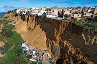 崖が住居の目の前まで迫り、住宅が傾く...シチリア島で地滑り、住民が文字通り「崖っぷち」に