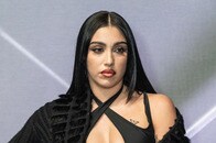 大事な部分を髪で隠しただけ...マドンナ娘、新曲MVでもヌード披露　「似たもの親子」と批判の声も