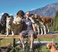 元エリート弁護士が、家もカネも投げうって捨て犬ら70匹と暮らす理由