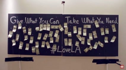 多くの人が立ち止まり、スマートフォンで写真を取り、お金を貼り付けたり持ち帰ったりした　The Toolbox - YouTube