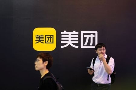 米紙ウォール・ストリート・ジャーナル（ＷＳＪ）は６日、関係筋の話として、中国の独占禁止当局が食品デリバリー大手の美団に約１０億ドルの罰金を科す方針と報じた。上海のセミナー会場で７月撮影。（２０２１年　ロイター/Yilei Sun）