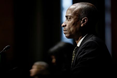 ３月２７日、米連邦準備理事会（ＦＲＢ）のジェファーソン理事（写真）は、これまでの利上げが経済やインフレにどれほどの影響を与えたかについて、ＦＲＢはまだ把握している最中だと述べた。米議会で２０２２年２月代表撮影（２０２３年　ロイター）