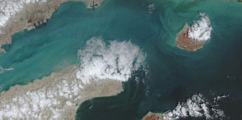 ホルムズ海峡で船舶の動きを示す衛星画像。１７日撮影の提供写真。EUROPEAN UNION/COPERNICUS SENTINEL-2/Handout via REUTERS