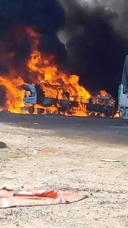 中国軍はミャンマーとの国境付近で２５日から「戦闘訓練活動」を開始すると発表した。ミャンマー国営メディアは２４日、中国からミャンマーに物資を運ぶトラックの車列が中国と国境を接するシャン州のムセ町で炎上したと報じた。写真は炎上する車両。ＳＮＳに投稿された映像。１１月２３日（２０２３