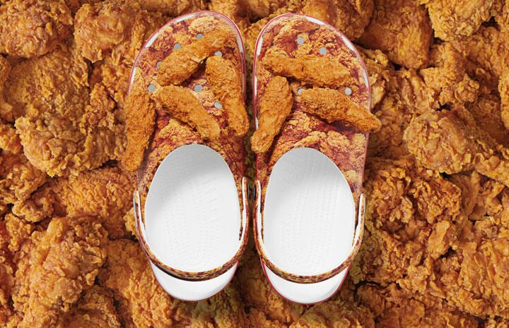 フライドチキンそっくりの飾りがついたクロックスサンダルに、人はなぜ250ドルも払うのか？　KFC/CROCS