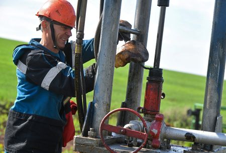 ロシアのエネルギー省は、国内のガソリン市場を巡り、石油会社が政府の勧告に従って計画的に輸出を減らしており不足には直面していないと説明した。写真はタタールスタン共和国のアリメチエフスクで撮影（２０２３年　ロイター/Alexander Manzyuk）