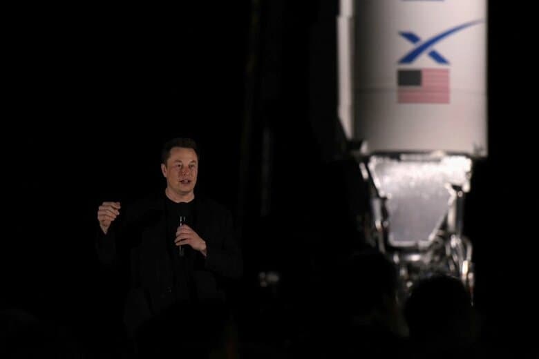 写真はスターシップの最新情報を発表するマスク氏。2019年9月、テキサス州ボカチカで撮影。REUTERS/Callaghan O'Hare
