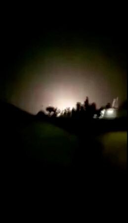 　イランは８日未明、米軍が駐留するイラクのアル・アサド空軍基地に複数のロケット弾を発射した。画像は同空軍基地とみられる場所での爆発をとらえたビデオから（２０２０年　ロイター／Iran Press）